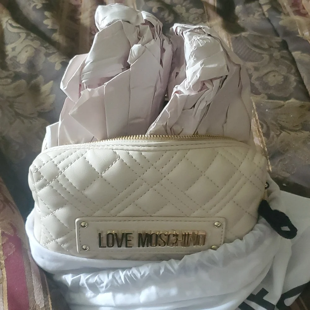 Moschino Host pick 2026 Large makeup or clutch new gorgeous 😍 I use as bag 🎒